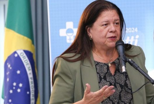 Deputada Laura Carneiro fala ao microfone