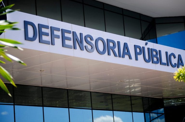 Prédio com um letreiro onde se lê: defensoria pública