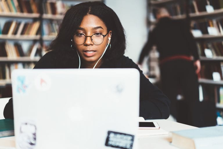 Estudante negro universitário informática cota rede social ensino a distância aula online jovem juventude