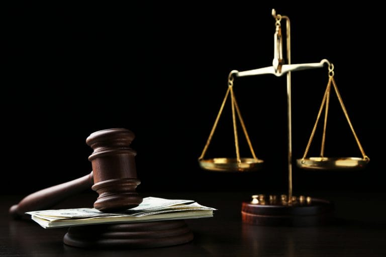 Balança da Justiça e um martelo de juiz