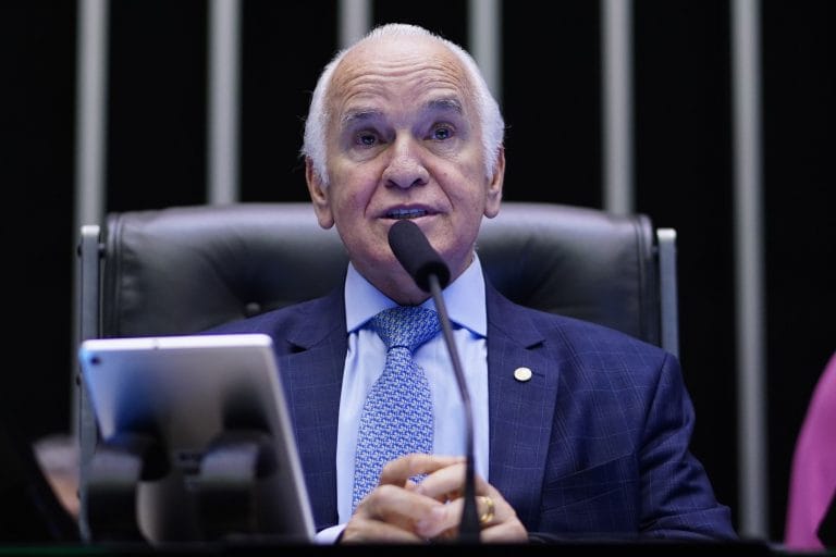 Deputado Gilberto Nascimento fala ao microfone