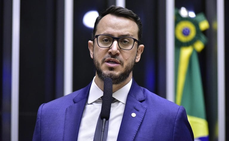 Deputado Delegado Matheus Laiola fala ao microfone