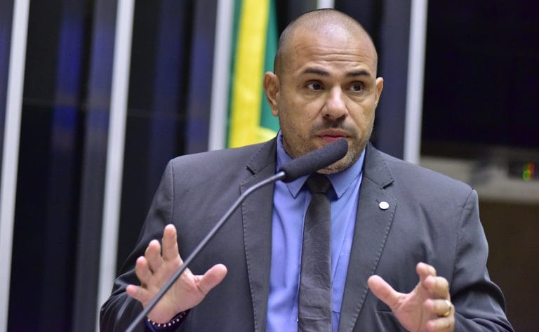 Deputado Sargento Portugal fala ao microfone