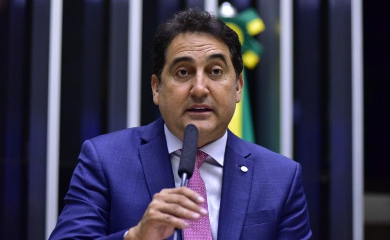 Deputado Gilvan Maximo fala ao microfone