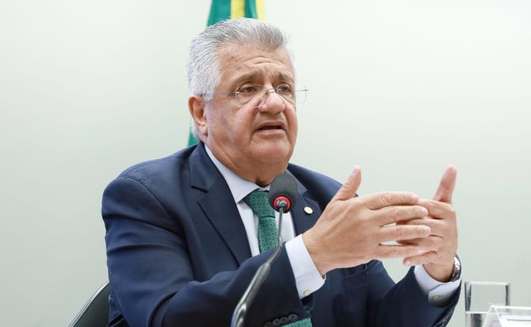 Deputado Bacelar fala ao microfone