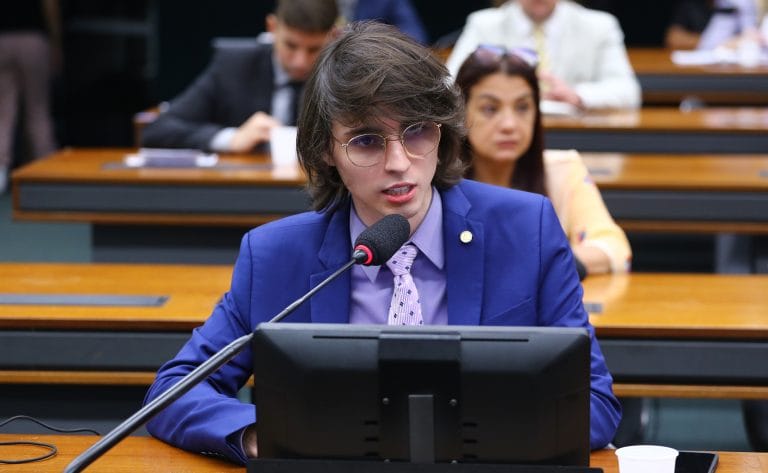 Deputado Amom Mandel fala ao microfone