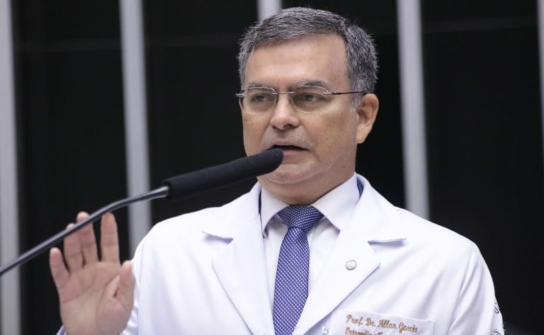 Deputado Allan Garcês fala ao microfone