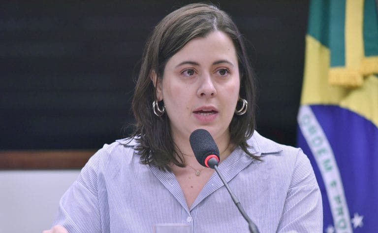 Deputada Sâmia Bomfim fala ao microfone