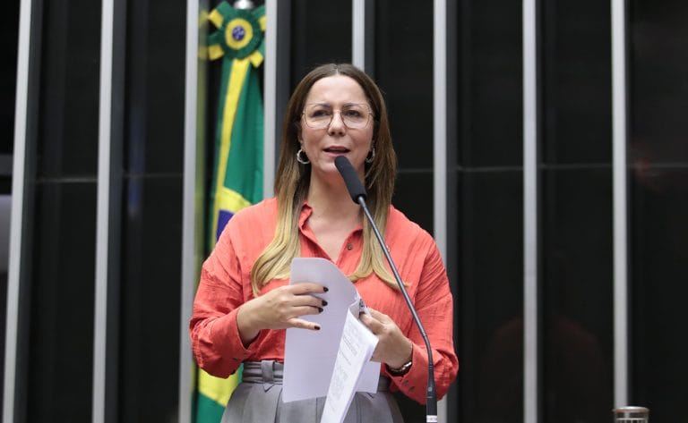 Deputada Delegada Katarina fala ao microfone