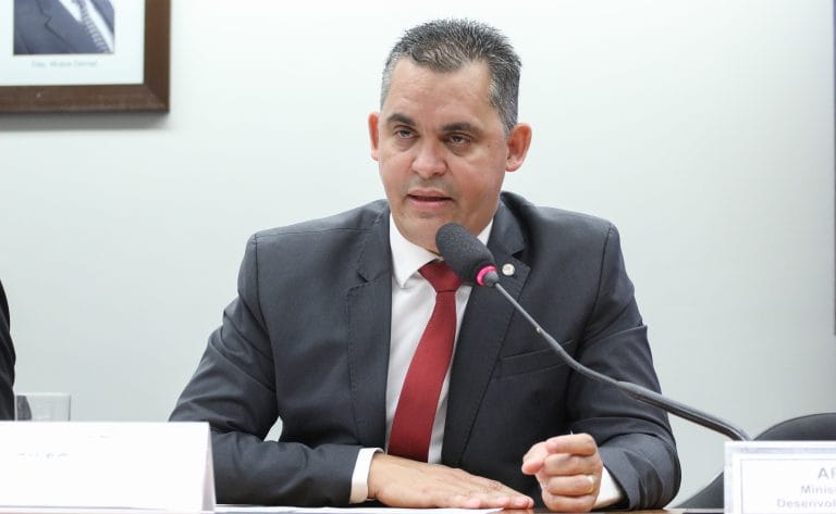 Deputado Gilson Daniel fala ao microfone