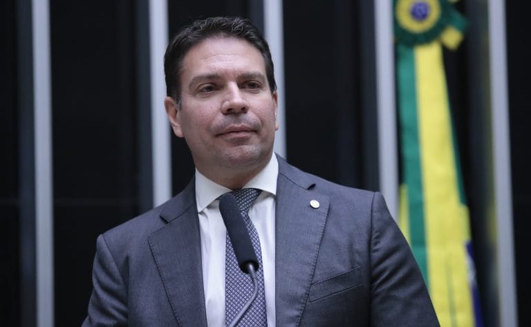 Deputado Delegado Ramagem fala ao microfone