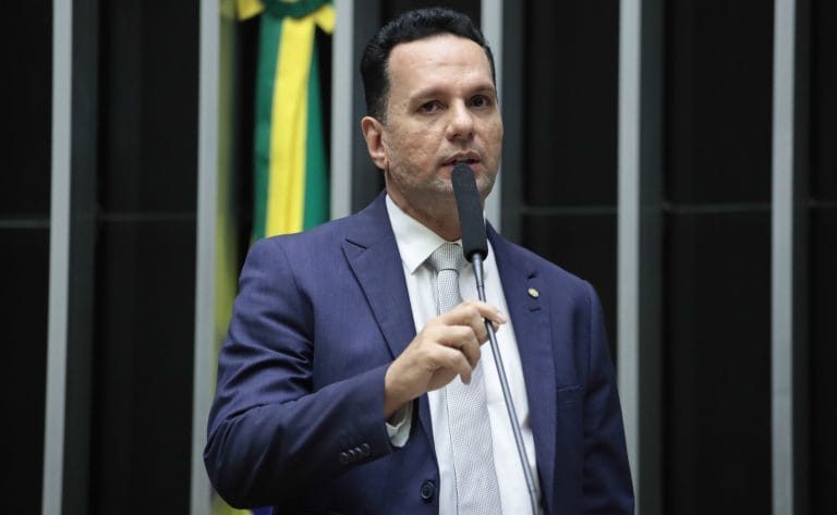 Deputado Joseildo fala ao microfone