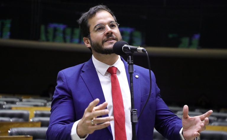 Deputado Túlio Gadelha fala ao microfone