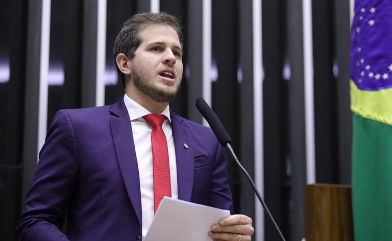 Deputado Pedro Campos fala ao microfone