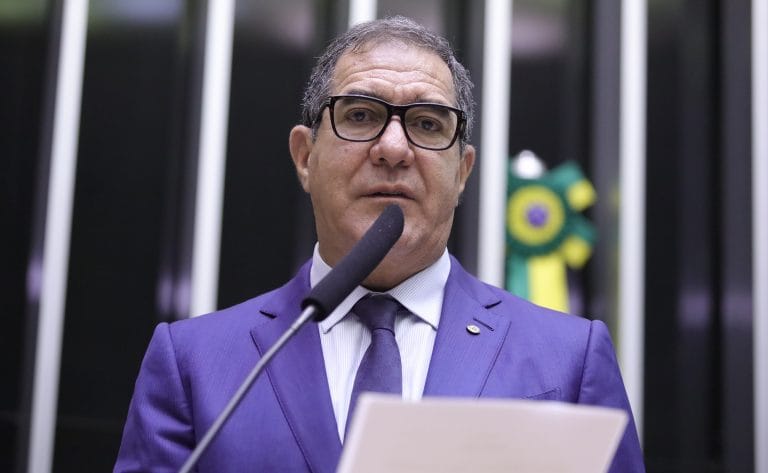 Deputado Luiz Gastão fala ao microfone