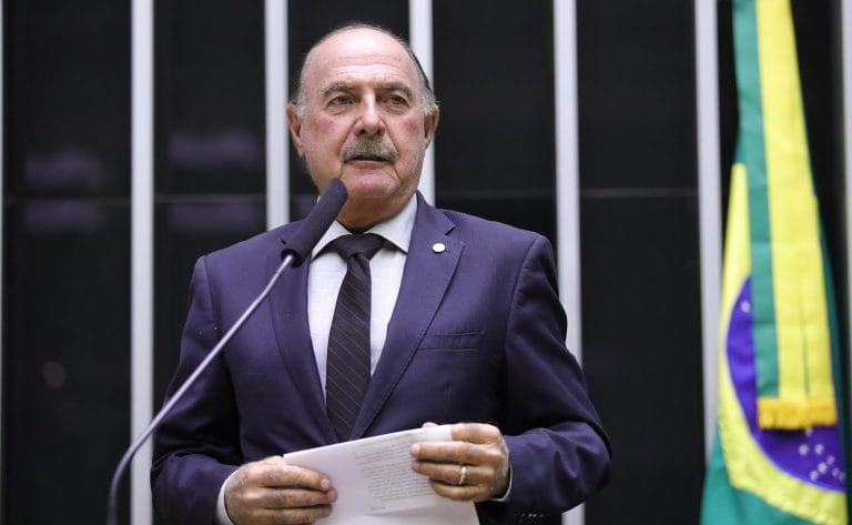 Deputado Dr. Zacharias Calil fala ao microfone