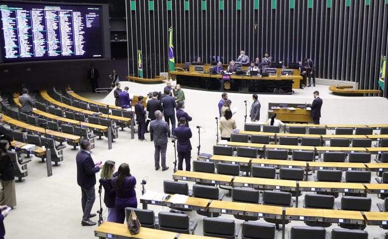 Discussão e votação de propostas legislativas.