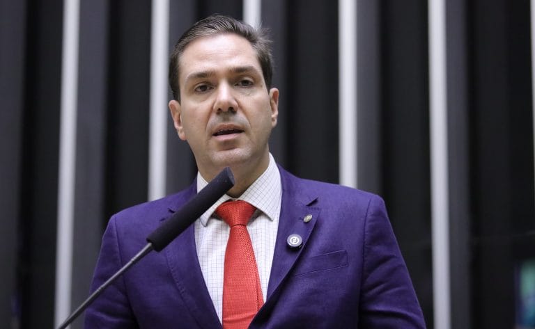 Deputado Eduardo Bismarck fala ao microfone