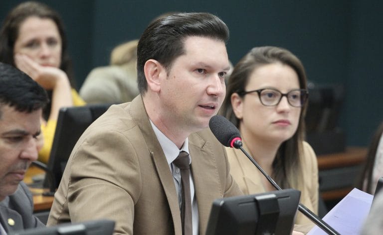 Deputado Gilson Marques fala ao microfone