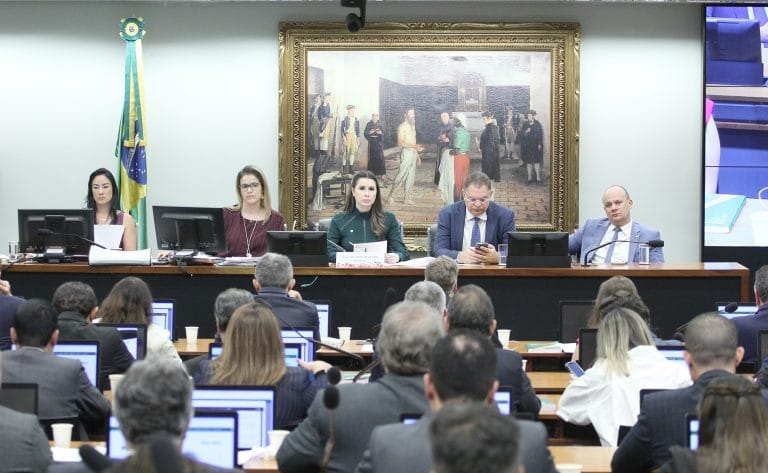 Deputados reunidos numa sala