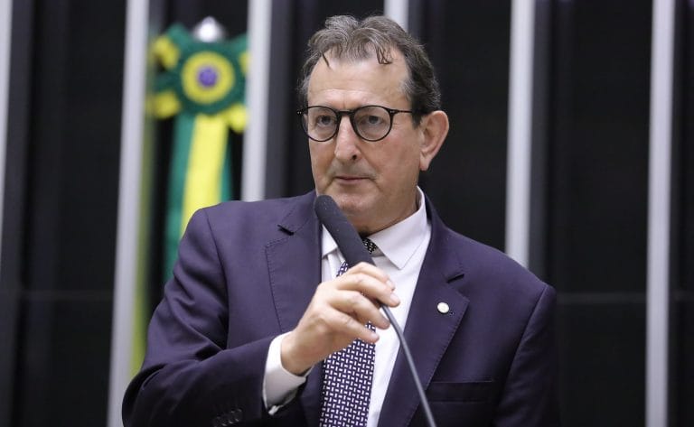 Deputado Nilto Tatto fala ao microfone