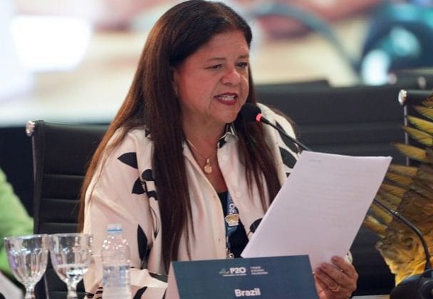 Deputada Laura Carneiro fala ao microfone