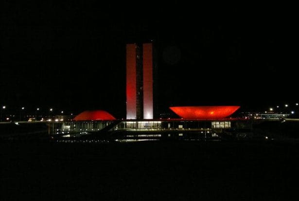 Congresso é iluminado de vermelho no Dia da Cardiopatia Congênita
