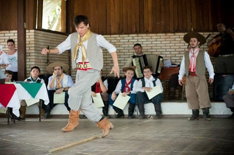 Apresentação de dança Chula