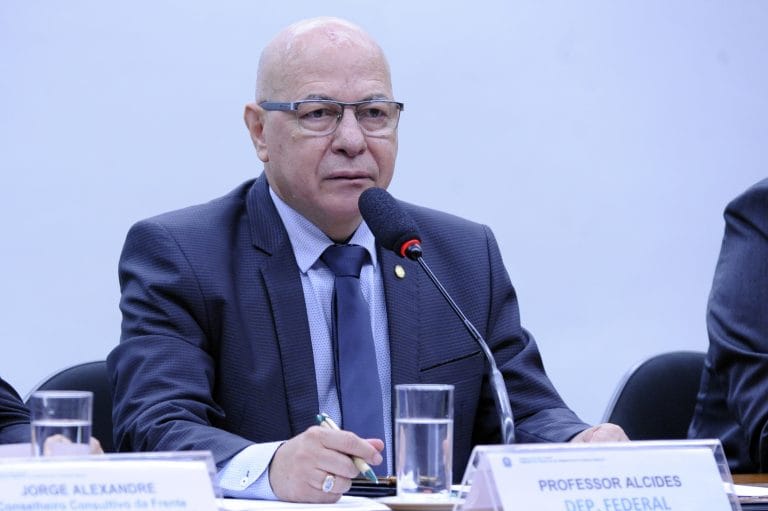 Deputado Professor Alcides fala ao microfone