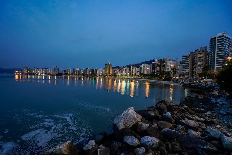 Prédios à beira-mar numa noite