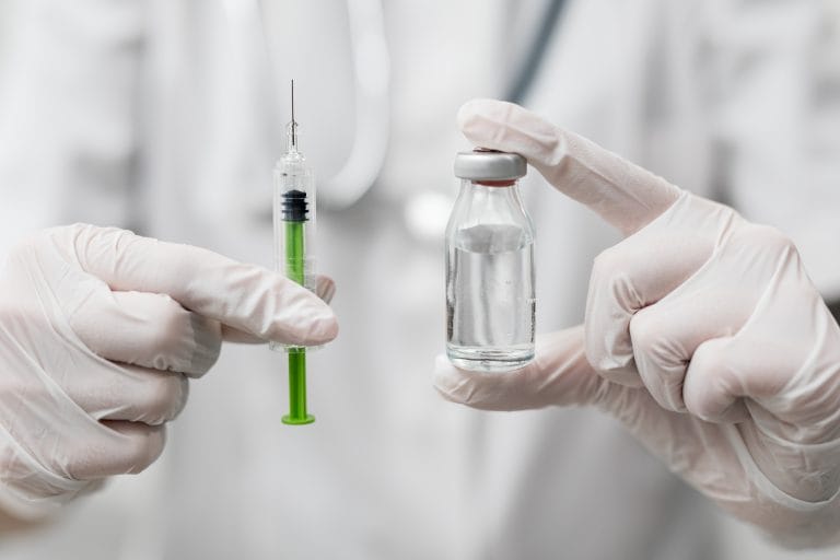 Saúde - coronavírus - vacina - injeção - covid-19 - pandemia - vacinação