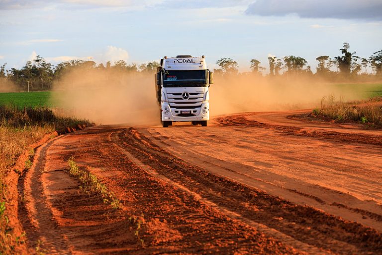 Transporte - caminhões - estrada de terra - caminhão - rodovia de terra - Pavimentação da MT-423 – entre União do Sul e Cláudia – fim do trecho pavimentado no Rio Tartaruga – total de 28,4 km