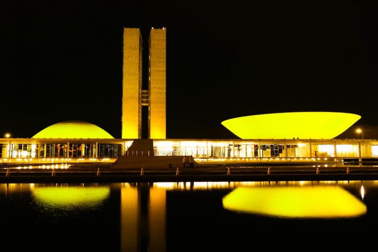 Saúde - geral - Movimento Internacional Maio Amarelo - A cúpula e o edifício principal do Senado recebem iluminação amarela a partir da noite desta sexta-feira (30) até 7 de maio, em alusão ao mês de segurança no trânsito.