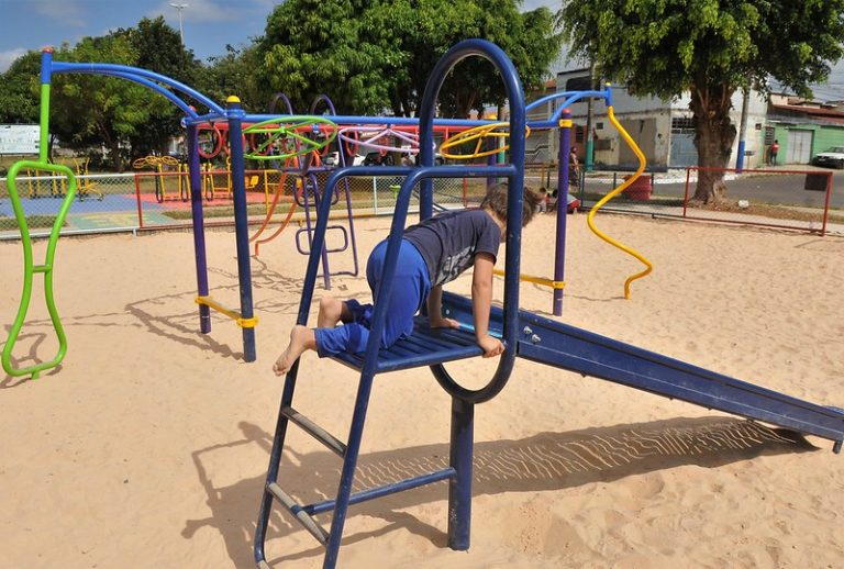Direitos Humanos e Minorias - Criança - infância - parque infantil - parquinho - brincadeira