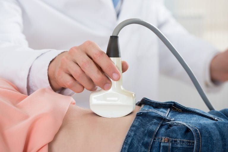 Médico faz ultrassonografia numa mulher
