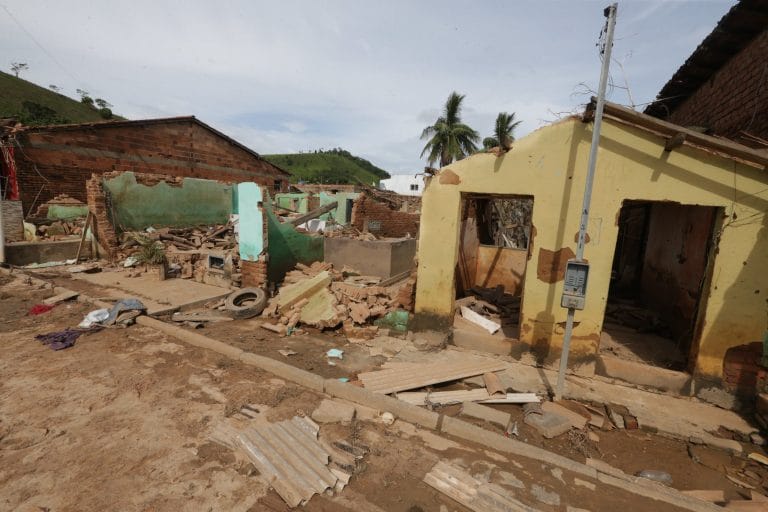 Casas destruídas por deslizamentos de terra