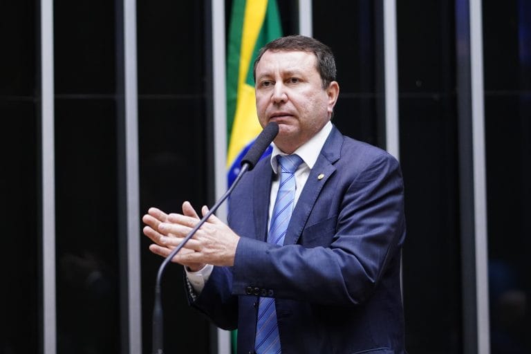 Deputado David Soares fala ao microfone