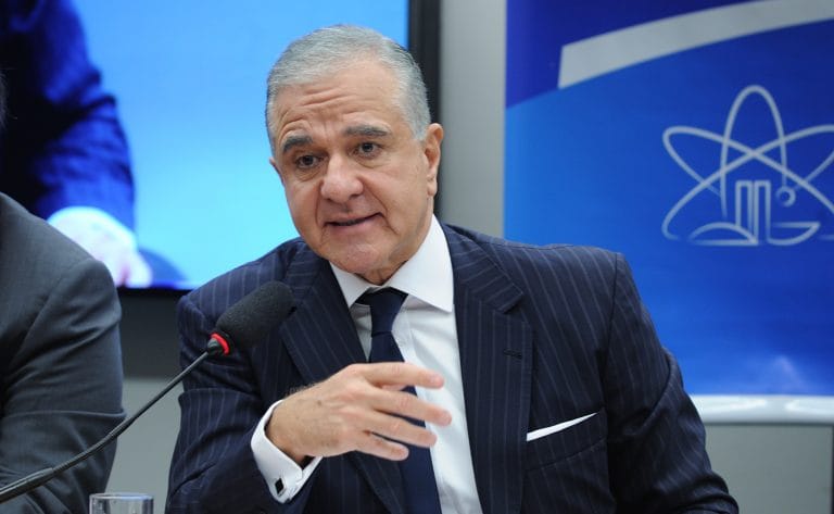 Deputado Julio Lopes fala ao microfone 