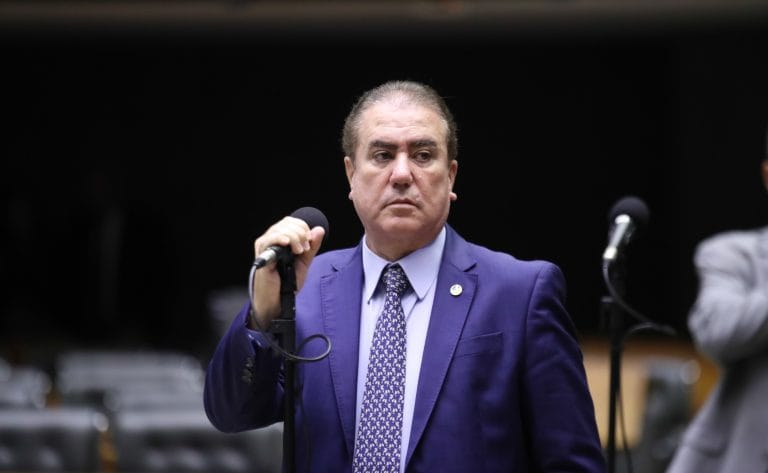 Deputado Jonas Donizette fala ao microfone