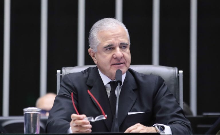 Deputado Julio Lopes fala ao microfone