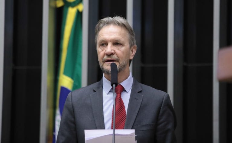 Deputado Pedro Uczai fala ao microfone