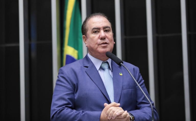 Deputado Jonas Donizette fala ao microfone