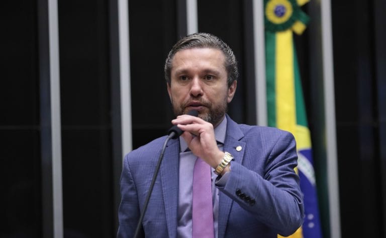 Fausto Pinato fala ao microfone
