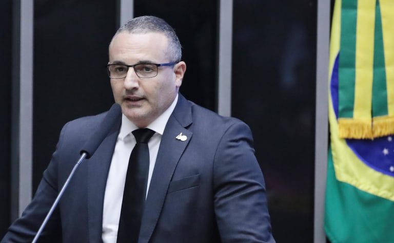 Deputado Delegado Palumbo fala ao microfone