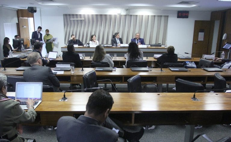 Pessoas sentadas à mesa