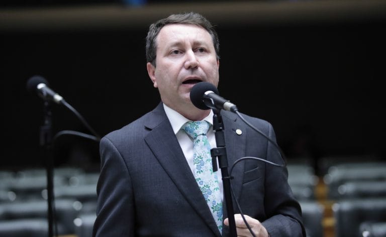 Deputado David Soares fala ao microfone