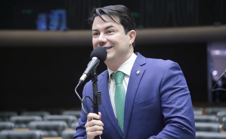 Deputado Clodoaldo Magalhães fala ao microfone