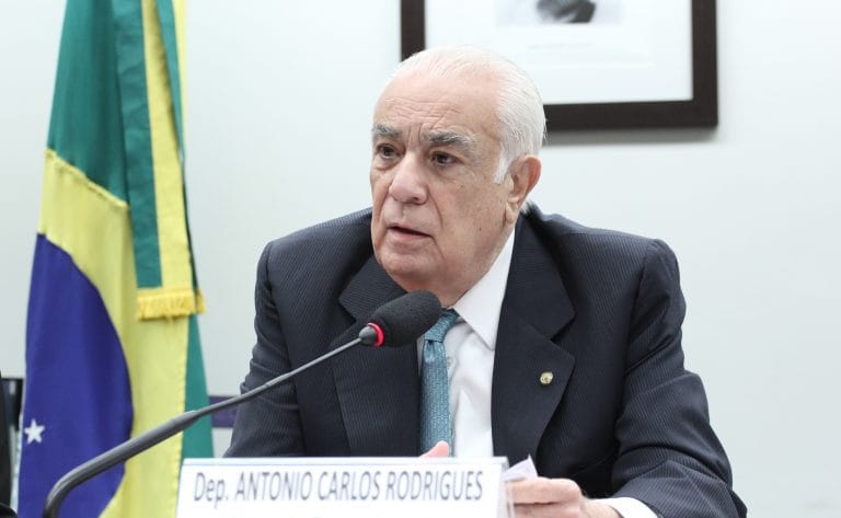 Deputado Antonio Carlos Rodrigues fala ao microfone