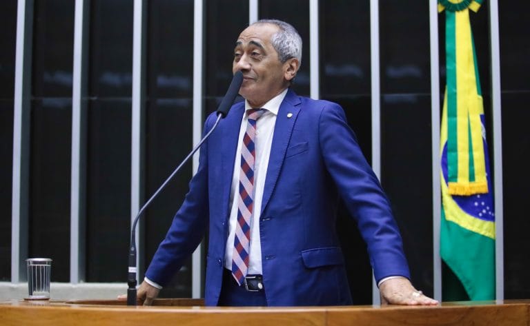 Deputado Raimundo Santos fala ao microfone