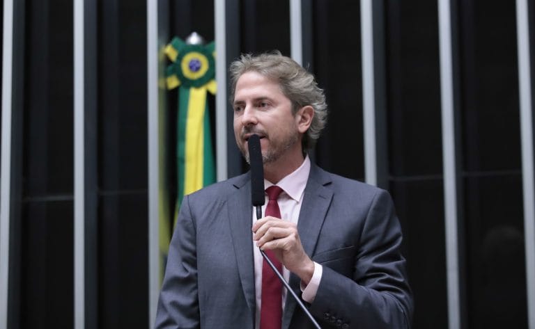Deputado Zeca Dirceu fala ao microfone